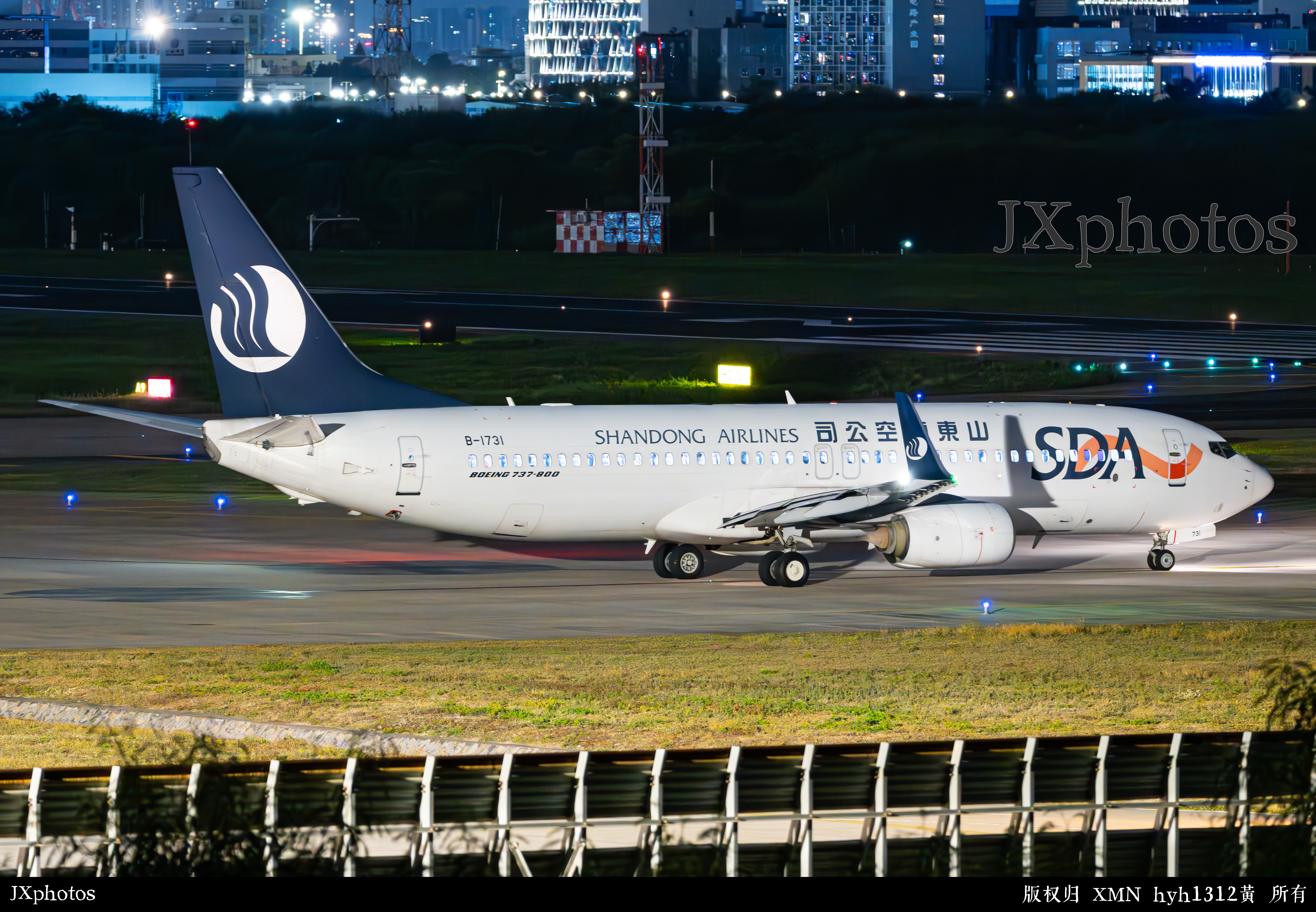 山东航空737跑道外等待