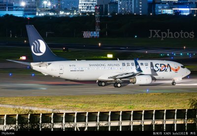 山东航空737跑道外等待