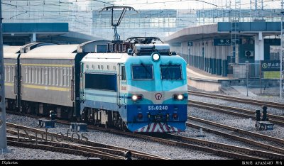 SS8-0240牵引小票车出怀化站