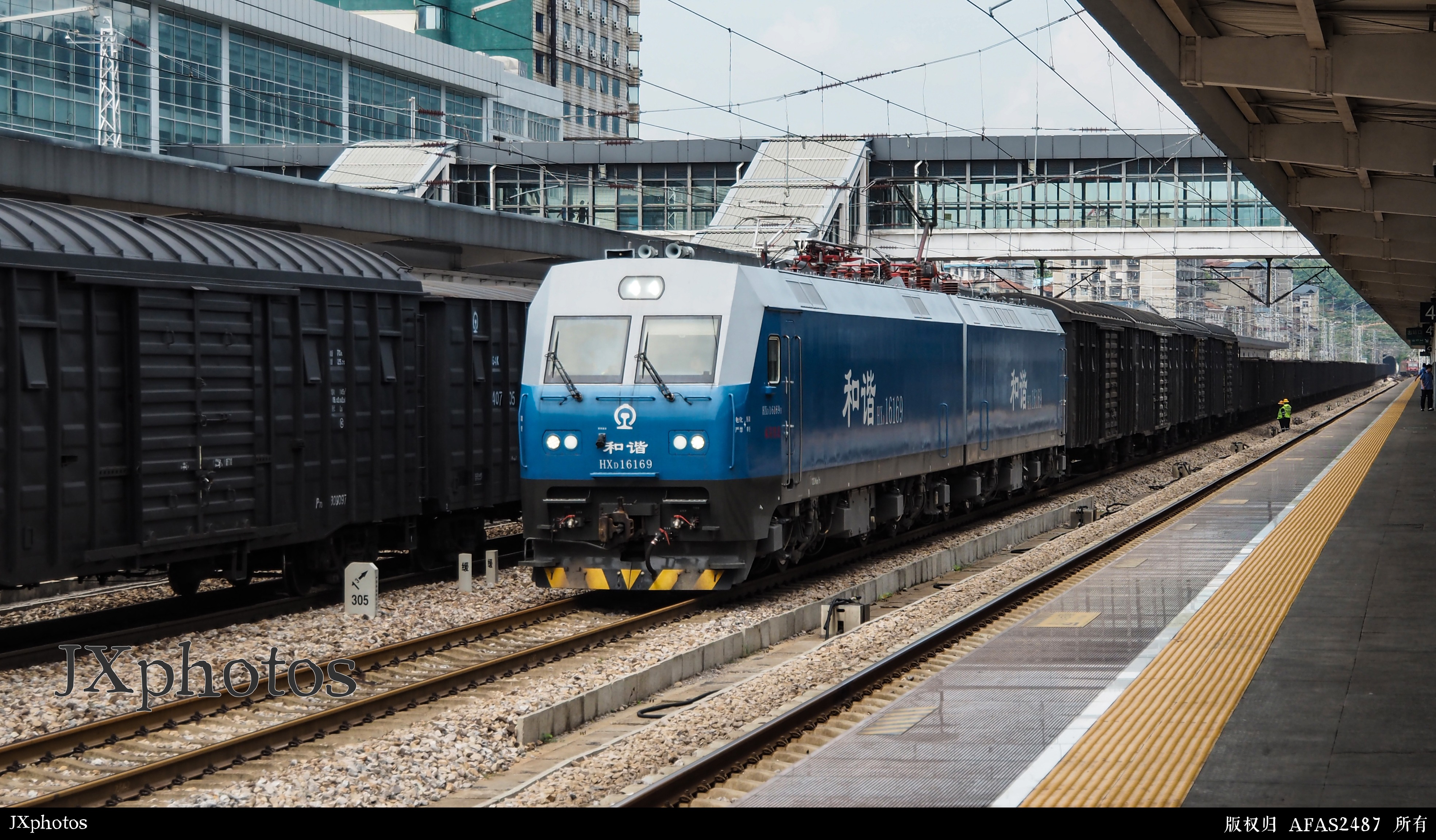 HXD1-6169牵引货列通过怀化站