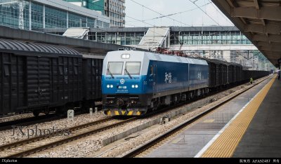 HXD1-6169牵引货列通过怀化站